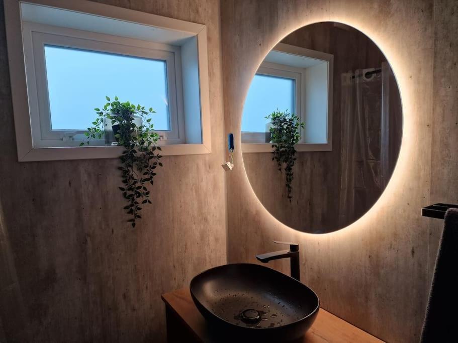Апартаменти New Flat With Hot Tub - No1 Oyndarfjordur Екстер'єр фото